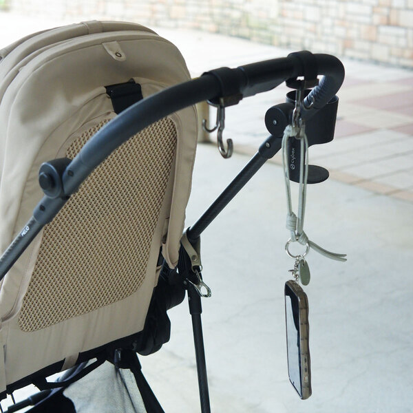 スマホは手首ぶら～んで快適に。シンプルで洗練された「本革スマホストラップ」をスタッフ続々愛用中[PR]