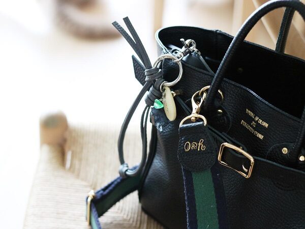 スマホは手首ぶら～んで快適に。シンプルで洗練された「本革スマホストラップ」をスタッフ続々愛用中[PR]