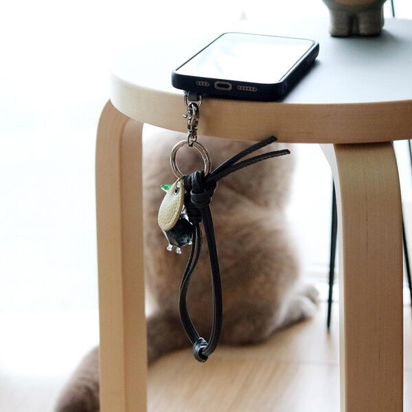 スマホは手首ぶら～んで快適に。シンプルで洗練された「本革スマホストラップ」をスタッフ続々愛用中[PR]