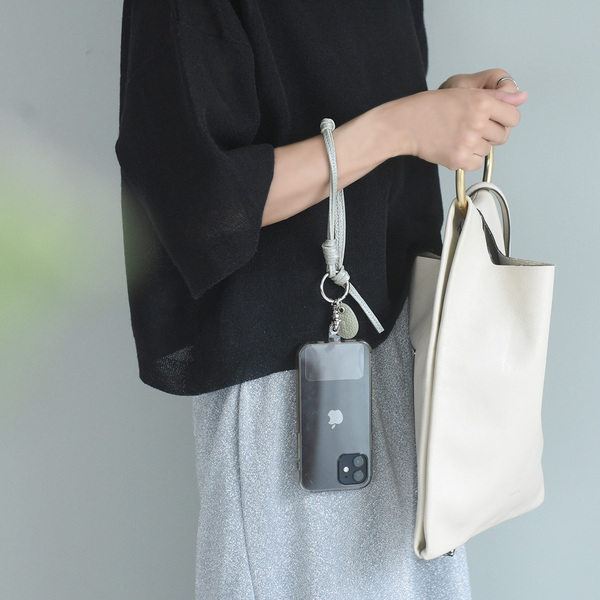 スマホは手首ぶら～んで快適に。シンプルで洗練された「本革スマホストラップ」をスタッフ続々愛用中[PR]