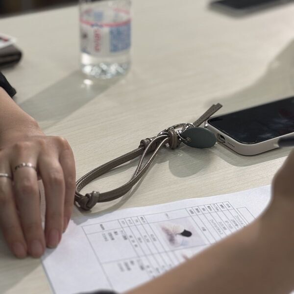 スマホは手首ぶら～んで快適に。シンプルで洗練された「本革スマホストラップ」をスタッフ続々愛用中[PR]