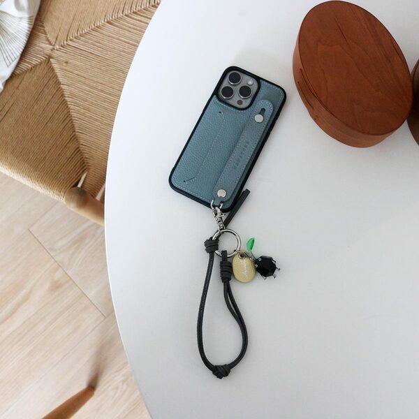 スマホは手首ぶら～んで快適に。シンプルで洗練された「本革スマホストラップ」をスタッフ続々愛用中[PR]