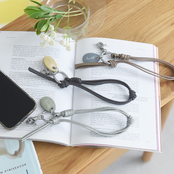 スマホは手首ぶら～んで快適に。シンプルで洗練された「本革スマホストラップ」をスタッフ続々愛用中[PR]