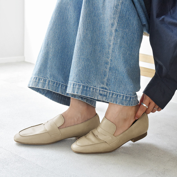 約4年ぶりの待望復活「軽やかローファー」。サイズ選びに悩みがちなスタッフにもフィット！感動のはき心地レビュー[PR]