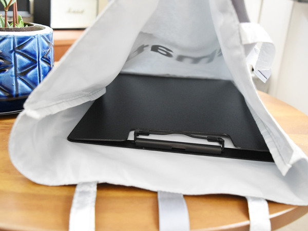 難しいテク不要“垢抜け見え”を叶える「メタリックバッグ」[PR]