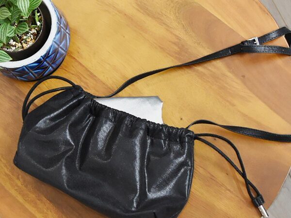 難しいテク不要“垢抜け見え”を叶える「メタリックバッグ」[PR]