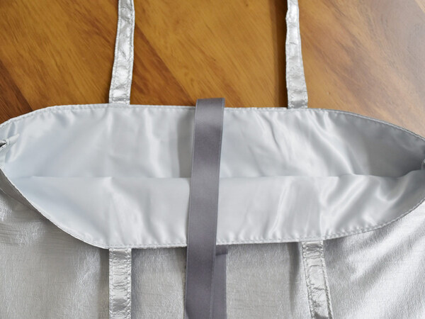 難しいテク不要“垢抜け見え”を叶える「メタリックバッグ」[PR]