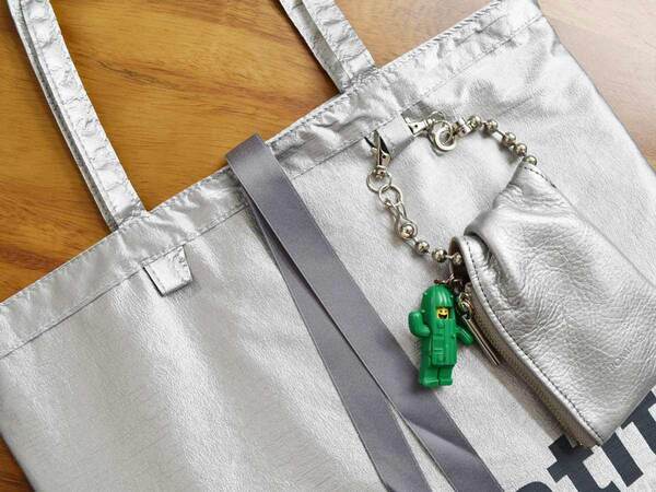 難しいテク不要“垢抜け見え”を叶える「メタリックバッグ」[PR]