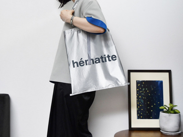 難しいテク不要“垢抜け見え”を叶える「メタリックバッグ」[PR]