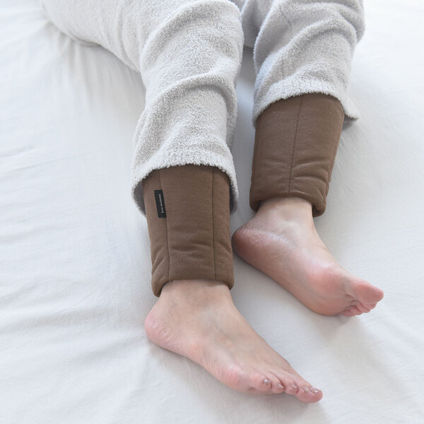 冷え性を救うNEW温活アイテム！ハイテク素材でポカポカ保温「足首ふとん」[PR]