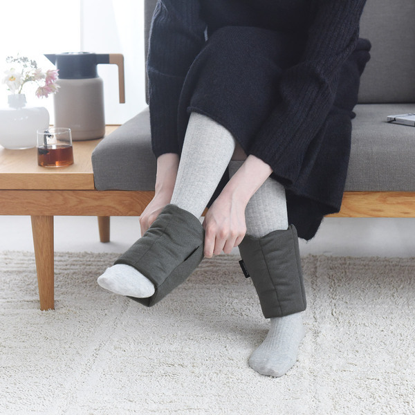 冷え性を救うNEW温活アイテム！ハイテク素材でポカポカ保温「足首ふとん」[PR]