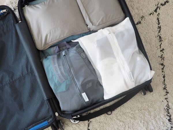 面倒な後片付けが一手間減る！「洗濯ネットになる衣類ポーチ」で旅行後の荷ほどきが快適に[PR]