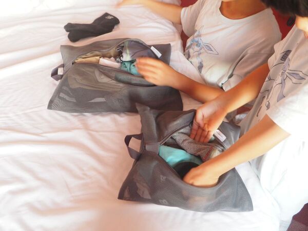 面倒な後片付けが一手間減る！「洗濯ネットになる衣類ポーチ」で旅行後の荷ほどきが快適に[PR]