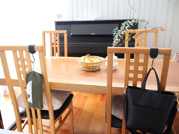 実用性と見栄えも拘りたい。フェイクレザーがスタイリッシュな「新感覚のS字フック」。[PR]