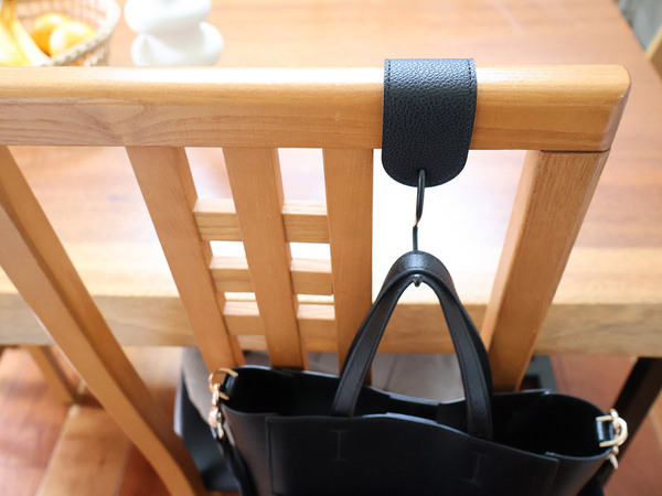 実用性と見栄えも拘りたい。フェイクレザーがスタイリッシュな「新感覚のS字フック」。[PR]