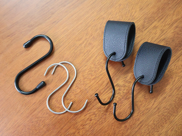 実用性と見栄えも拘りたい。フェイクレザーがスタイリッシュな「新感覚のS字フック」。[PR]