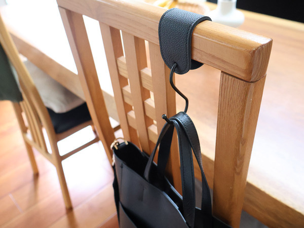 実用性と見栄えも拘りたい。フェイクレザーがスタイリッシュな「新感覚のS字フック」。[PR]