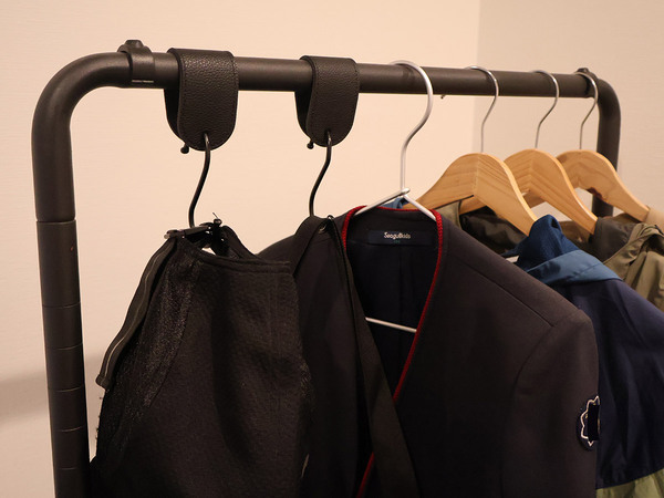 実用性と見栄えも拘りたい。フェイクレザーがスタイリッシュな「新感覚のS字フック」。[PR]