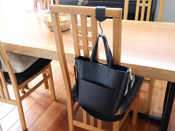 実用性と見栄えも拘りたい。フェイクレザーがスタイリッシュな「新感覚のS字フック」。[PR]