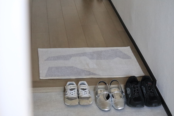 アートな玄関マットで、目指すは『第一印象から洒落見えハウス』インテリア好きスタッフはこの柄を選びました！[PR]