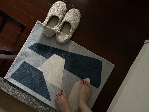 アートな玄関マットで、目指すは『第一印象から洒落見えハウス』インテリア好きスタッフはこの柄を選びました！[PR]