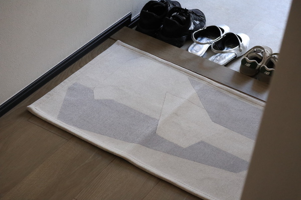 アートな玄関マットで、目指すは『第一印象から洒落見えハウス』インテリア好きスタッフはこの柄を選びました！[PR]
