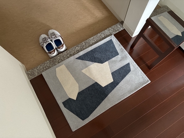 アートな玄関マットで、目指すは『第一印象から洒落見えハウス』インテリア好きスタッフはこの柄を選びました！[PR]