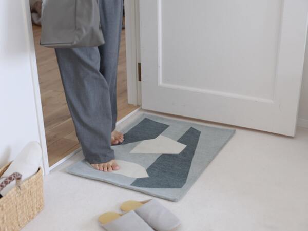 アートな玄関マットで、目指すは『第一印象から洒落見えハウス』インテリア好きスタッフはこの柄を選びました！[PR]