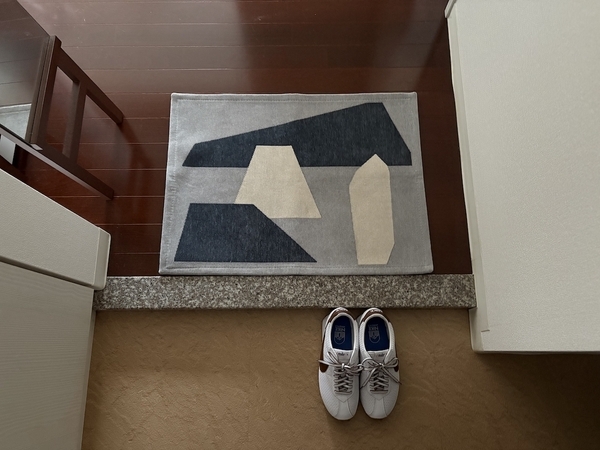 アートな玄関マットで、目指すは『第一印象から洒落見えハウス』インテリア好きスタッフはこの柄を選びました！[PR]