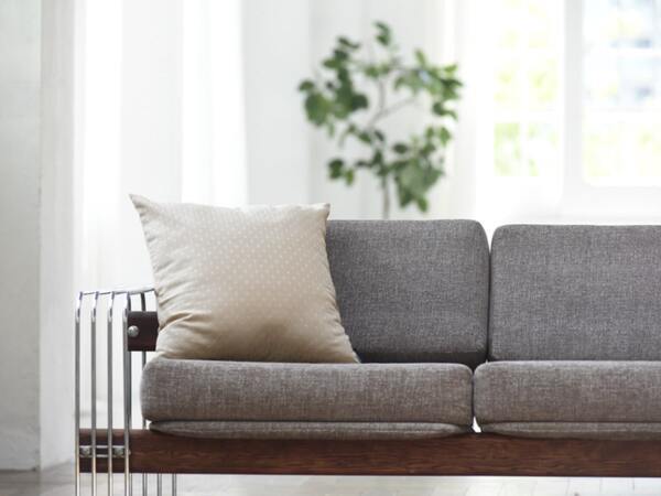 【スタッフ3名のプチ模様替えレポ】アジサイ模様のツヤやかクッションカバーで、お部屋に明るさを取り入れよう。[PR]