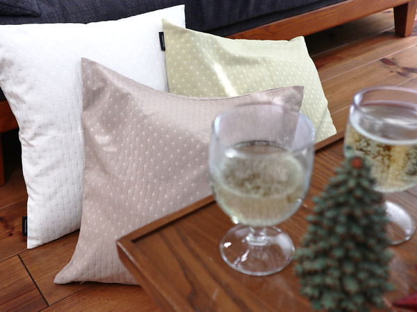 【スタッフ3名のプチ模様替えレポ】アジサイ模様のツヤやかクッションカバーで、お部屋に明るさを取り入れよう。[PR]