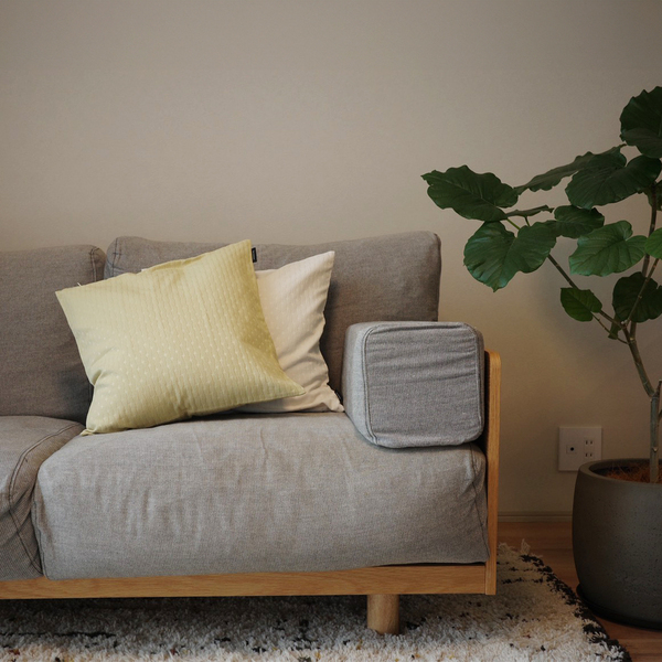 【スタッフ3名のプチ模様替えレポ】アジサイ模様のツヤやかクッションカバーで、お部屋に明るさを取り入れよう。[PR]