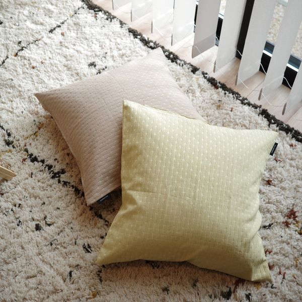 【スタッフ3名のプチ模様替えレポ】アジサイ模様のツヤやかクッションカバーで、お部屋に明るさを取り入れよう。[PR]