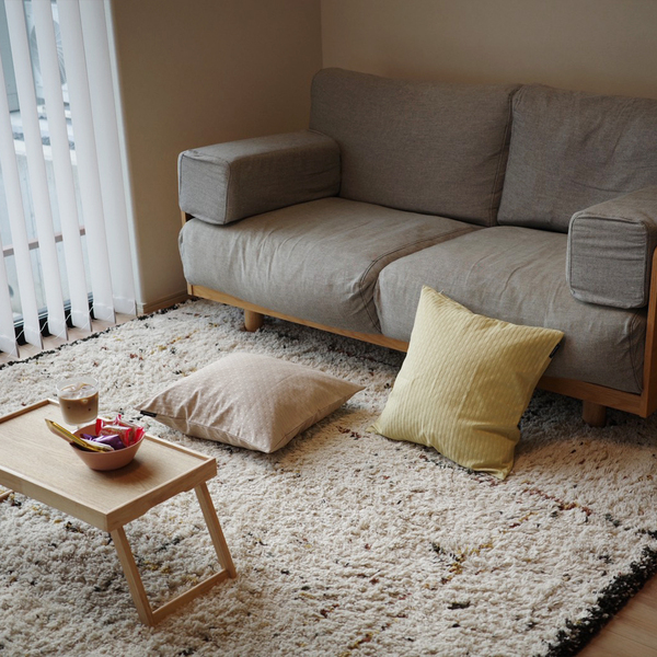 【スタッフ3名のプチ模様替えレポ】アジサイ模様のツヤやかクッションカバーで、お部屋に明るさを取り入れよう。[PR]