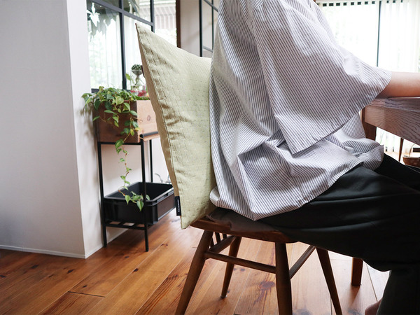 【スタッフ3名のプチ模様替えレポ】アジサイ模様のツヤやかクッションカバーで、お部屋に明るさを取り入れよう。[PR]