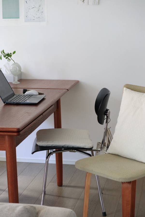 【スタッフ3名のプチ模様替えレポ】アジサイ模様のツヤやかクッションカバーで、お部屋に明るさを取り入れよう。[PR]