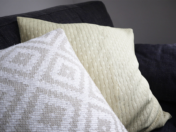 【スタッフ3名のプチ模様替えレポ】アジサイ模様のツヤやかクッションカバーで、お部屋に明るさを取り入れよう。[PR]