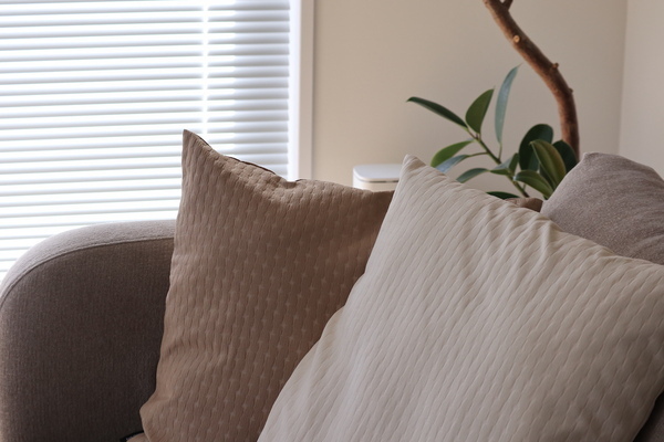 【スタッフ3名のプチ模様替えレポ】アジサイ模様のツヤやかクッションカバーで、お部屋に明るさを取り入れよう。[PR]