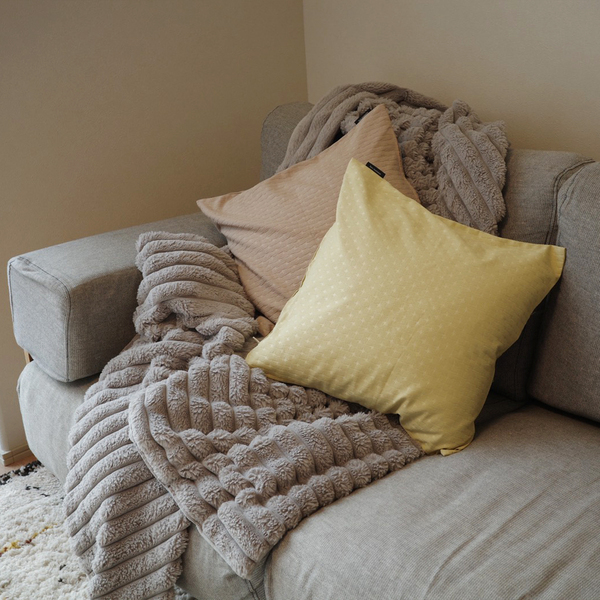 【スタッフ3名のプチ模様替えレポ】アジサイ模様のツヤやかクッションカバーで、お部屋に明るさを取り入れよう。[PR]