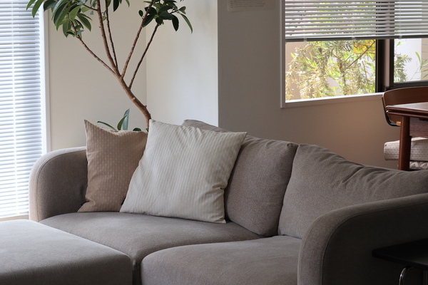 【スタッフ3名のプチ模様替えレポ】アジサイ模様のツヤやかクッションカバーで、お部屋に明るさを取り入れよう。[PR]