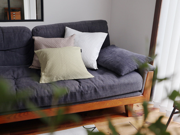 【スタッフ3名のプチ模様替えレポ】アジサイ模様のツヤやかクッションカバーで、お部屋に明るさを取り入れよう。[PR]