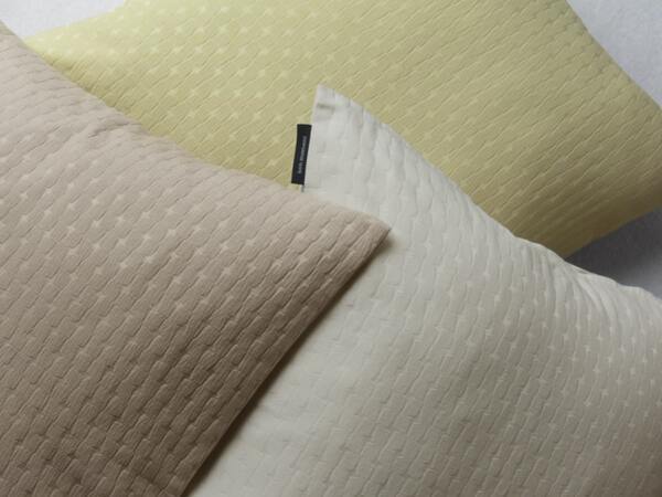 【スタッフ3名のプチ模様替えレポ】アジサイ模様のツヤやかクッションカバーで、お部屋に明るさを取り入れよう。[PR]