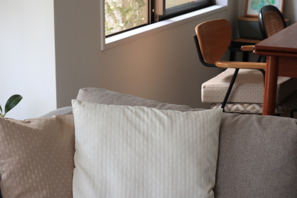 【スタッフ3名のプチ模様替えレポ】アジサイ模様のツヤやかクッションカバーで、お部屋に明るさを取り入れよう。[PR]