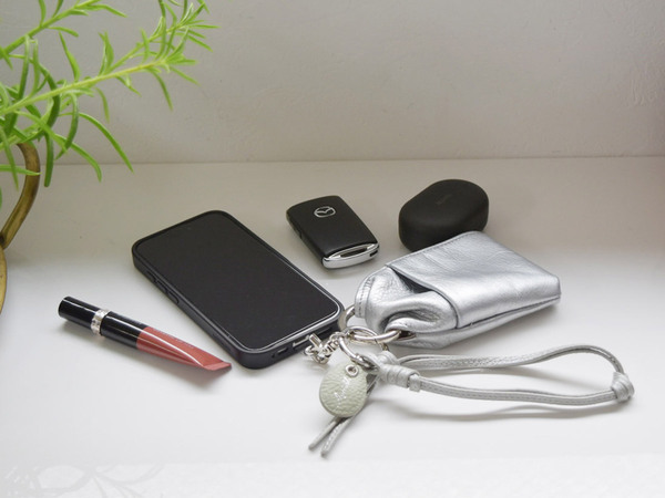 「大人の牛革スマホストラップ」で手首にかけた瞬間、ふっと身軽に[PR]