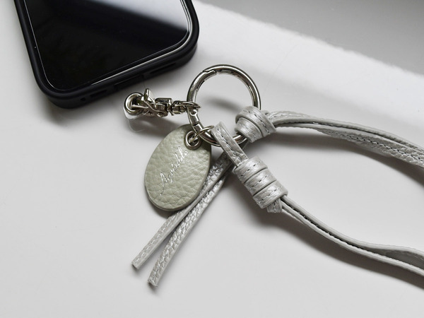 「大人の牛革スマホストラップ」で手首にかけた瞬間、ふっと身軽に[PR]