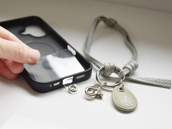 「大人の牛革スマホストラップ」で手首にかけた瞬間、ふっと身軽に[PR]