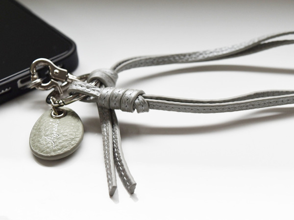 「大人の牛革スマホストラップ」で手首にかけた瞬間、ふっと身軽に[PR]