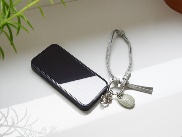 「大人の牛革スマホストラップ」で手首にかけた瞬間、ふっと身軽に[PR]