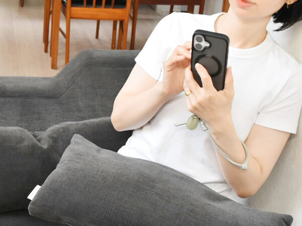 「大人の牛革スマホストラップ」で手首にかけた瞬間、ふっと身軽に[PR]