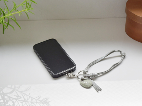 「大人の牛革スマホストラップ」で手首にかけた瞬間、ふっと身軽に[PR]